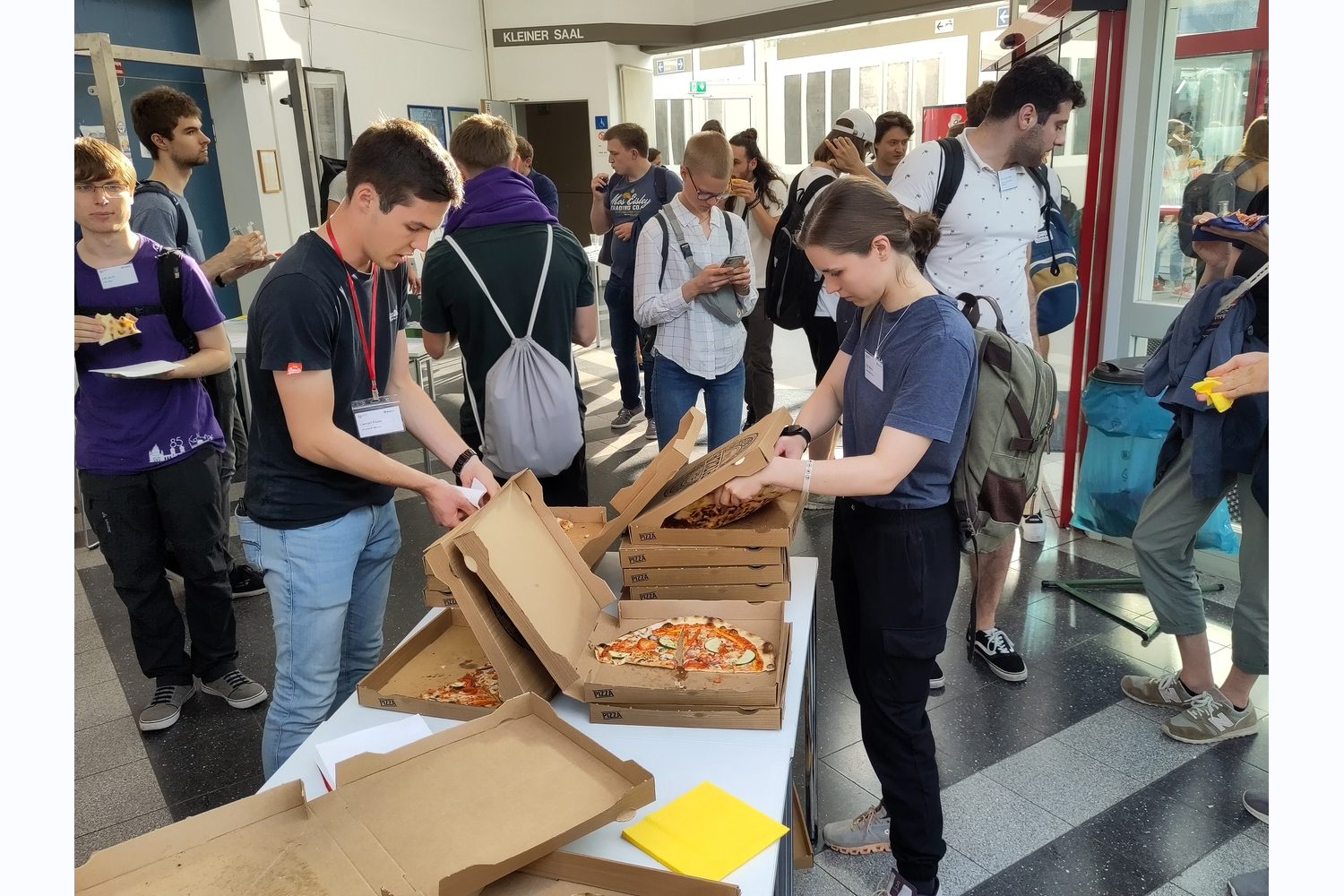 Teilnehmer:innen beim gemeinsamen Pizza essen